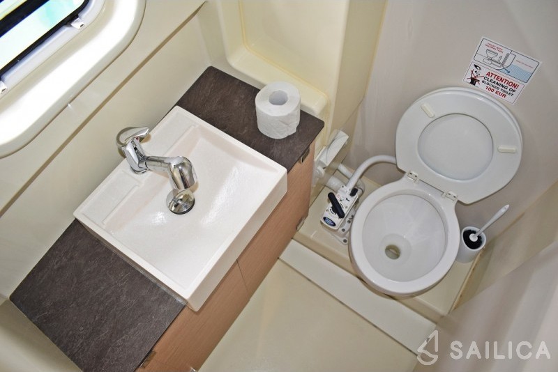 Bali 4.0 - 4 cab. - Yacht Charter Sailica