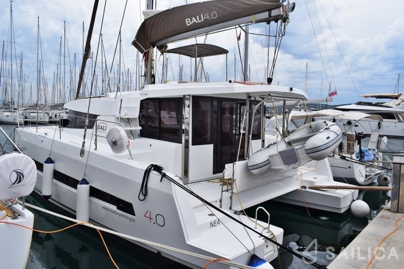 Bali 4.0 - 4 cab. - Yacht Charter Sailica