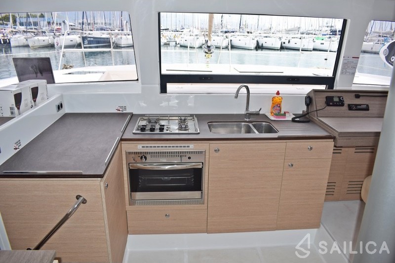 Bali 4.0 - 4 cab. - Yacht Charter Sailica
