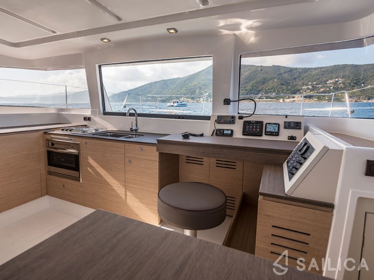 Bali 4.0 - 4 cab. - Yacht Charter Sailica