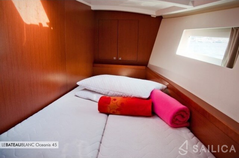 Oceanis 45 - Yacht Charter Sailica