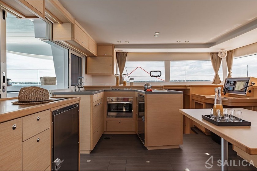 Lagoon 450 - Yacht Charter Sailica