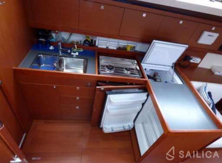 Oceanis 45 - Yacht Charter Sailica