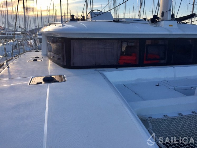Lagoon 450  Flybridge - Yacht Charter Sailica