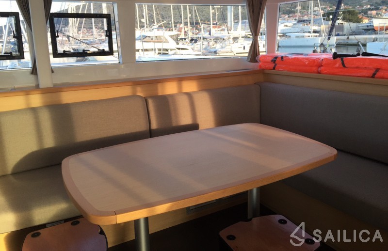 Lagoon 450  Flybridge - Yacht Charter Sailica