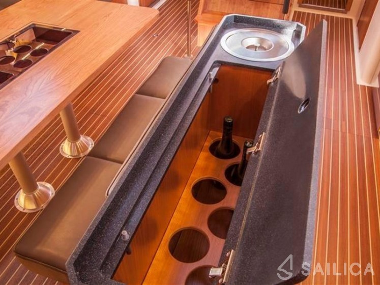 Hanse 505 - 4 + 1 cab. - Yacht Charter Sailica