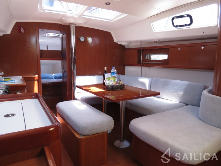 Oceanis 40 - Yacht Charter Sailica