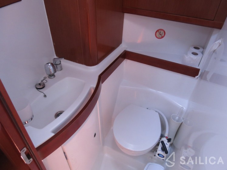 Oceanis 40 - Yacht Charter Sailica