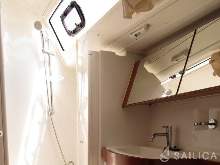 Oceanis 40 - Yacht Charter Sailica