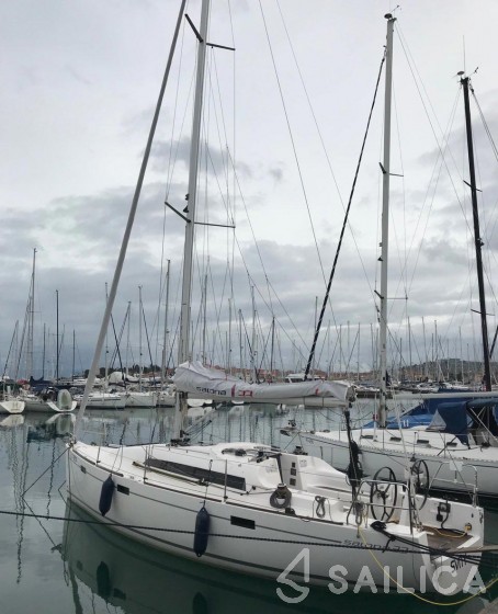 Salona 33 - Yacht Charter Sailica