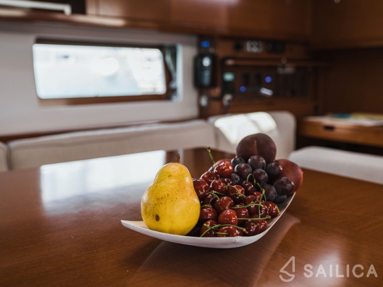 Oceanis 55 - 4 + 1 cab. - Yacht Charter Sailica