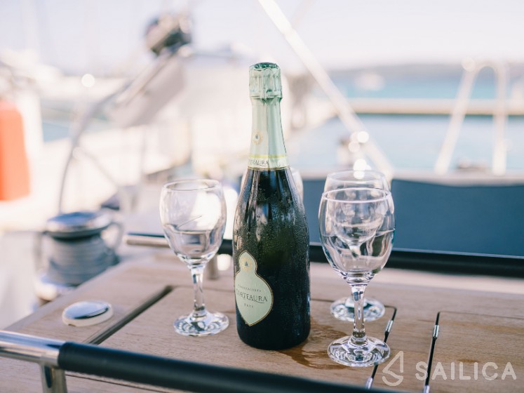 Oceanis 55 - 4 + 1 cab. - Yacht Charter Sailica