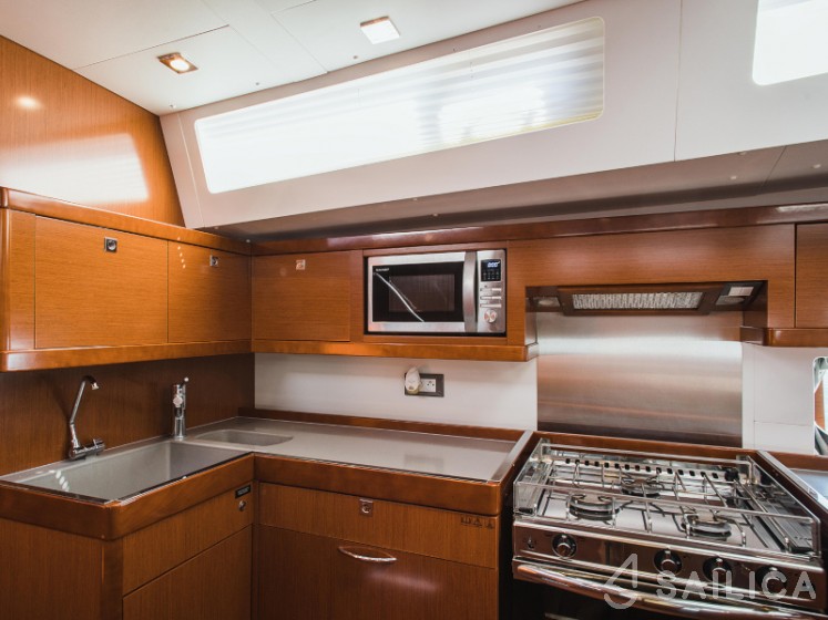 Oceanis 55 - 4 + 1 cab. - Yacht Charter Sailica