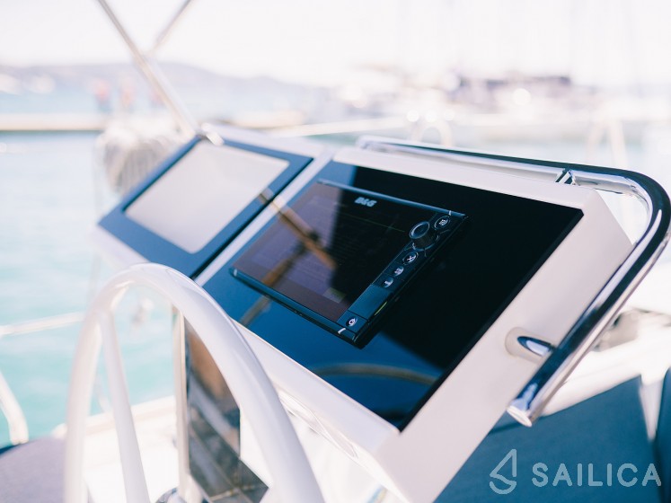 Oceanis 55 - 4 + 1 cab. - Yacht Charter Sailica