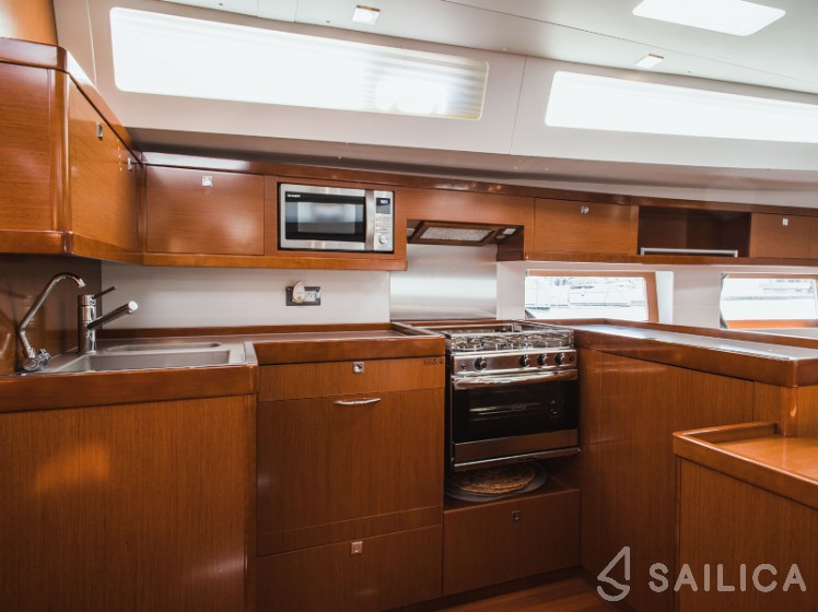 Oceanis 55 - 4 + 1 cab. - Yacht Charter Sailica