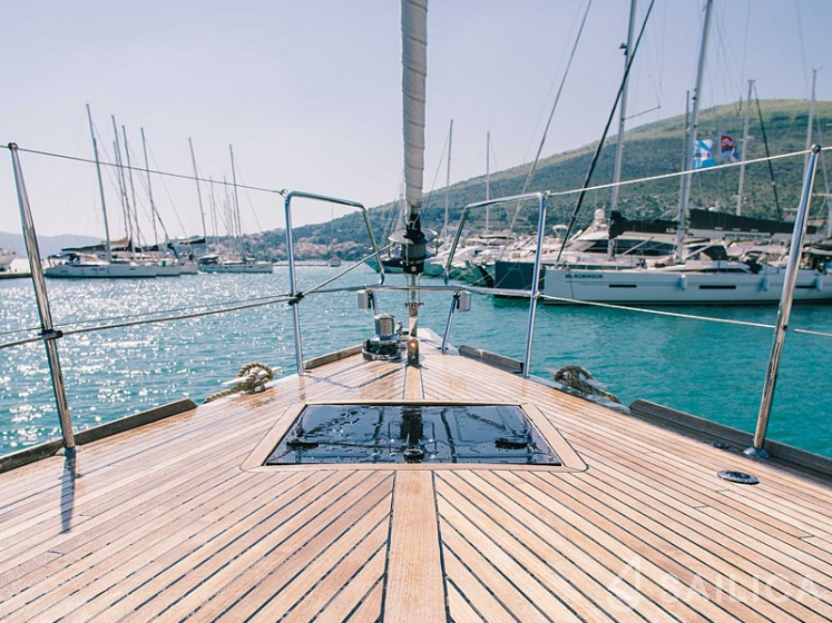 Oceanis 55 - 4 + 1 cab. - Yacht Charter Sailica