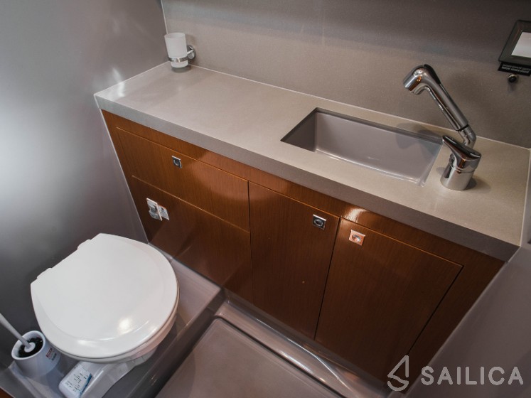 Oceanis 55 - 4 + 1 cab. - Yacht Charter Sailica