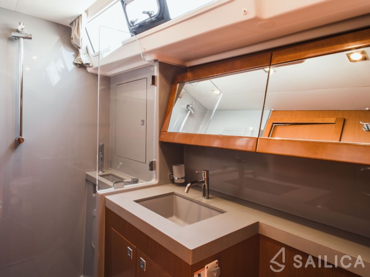 Oceanis 55 - 4 + 1 cab. - Yacht Charter Sailica