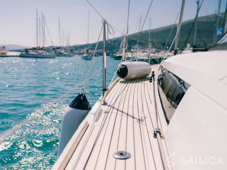 Oceanis 55 - 4 + 1 cab. - Yacht Charter Sailica