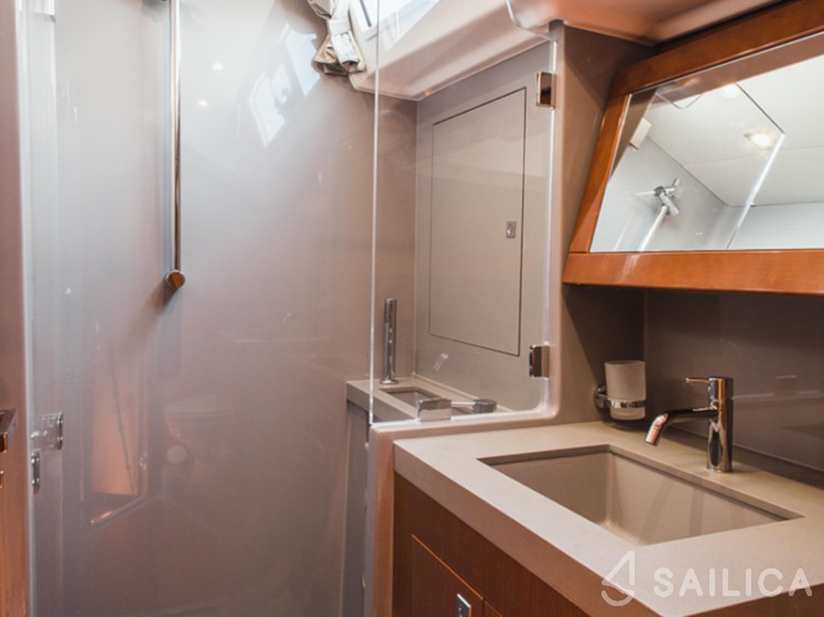 Oceanis 55 - 4 + 1 cab. - Yacht Charter Sailica