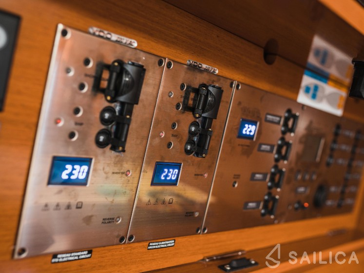 Oceanis 55 - 4 + 1 cab. - Yacht Charter Sailica