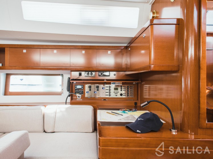 Oceanis 55 - 4 + 1 cab. - Yacht Charter Sailica
