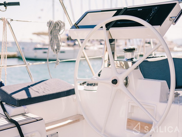 Oceanis 55 - 4 + 1 cab. - Yacht Charter Sailica