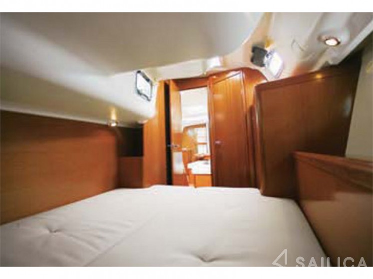 Oceanis 40 - Yacht Charter Sailica