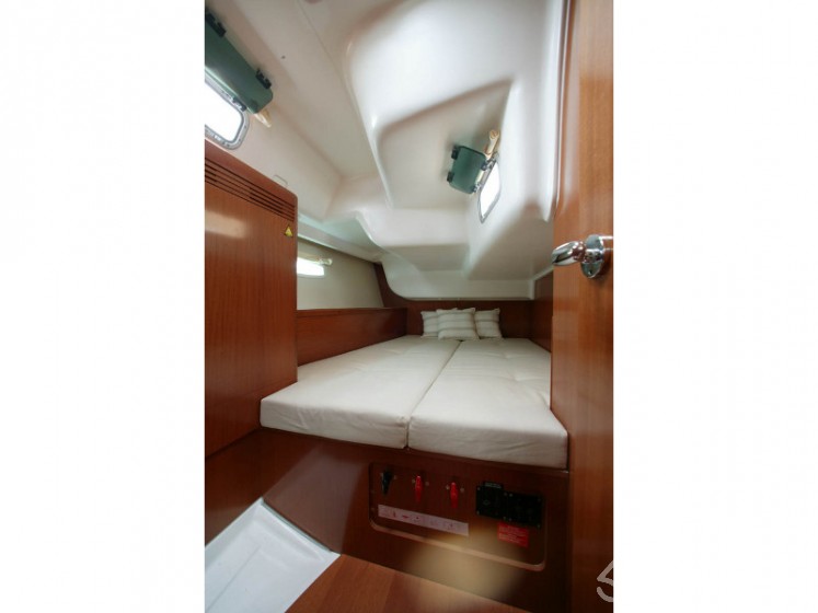 Oceanis 40 - Yacht Charter Sailica