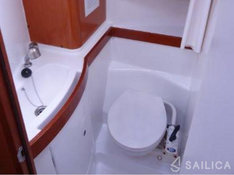 Oceanis 40 - Yacht Charter Sailica