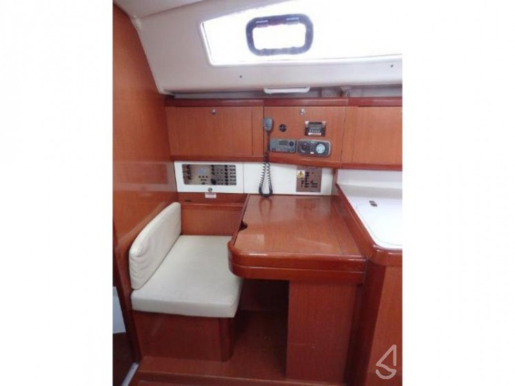 Oceanis 40 - Yacht Charter Sailica