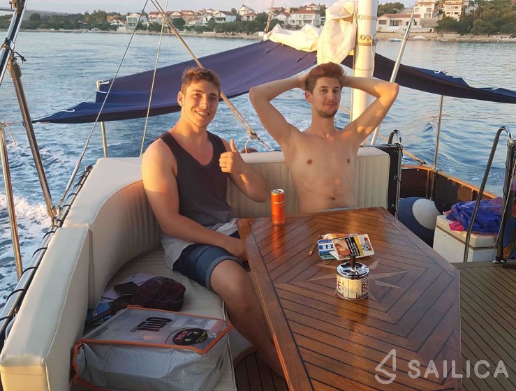 Hampton 42 - Yacht Charter Sailica