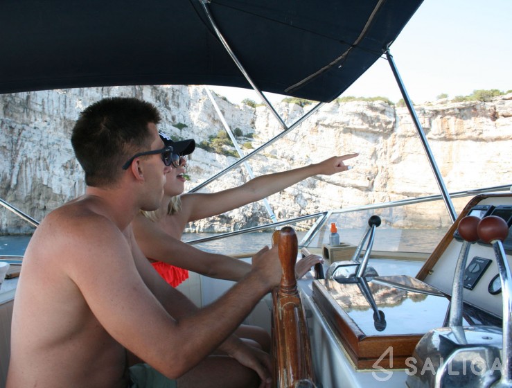 Hampton 42 - Yacht Charter Sailica