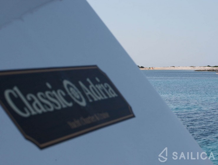 Hampton 42 - Yacht Charter Sailica