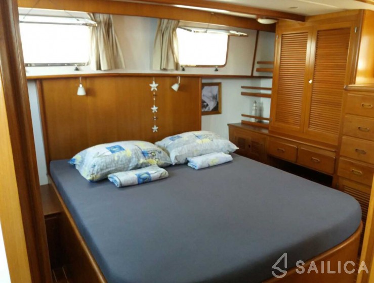 Hampton 42 - Yacht Charter Sailica
