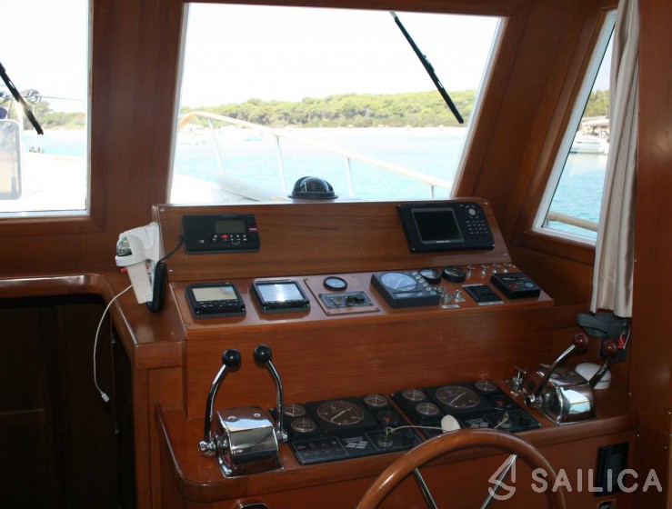Hampton 42 - Yacht Charter Sailica