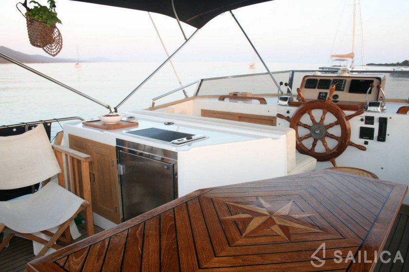 Hampton 42 - Yacht Charter Sailica