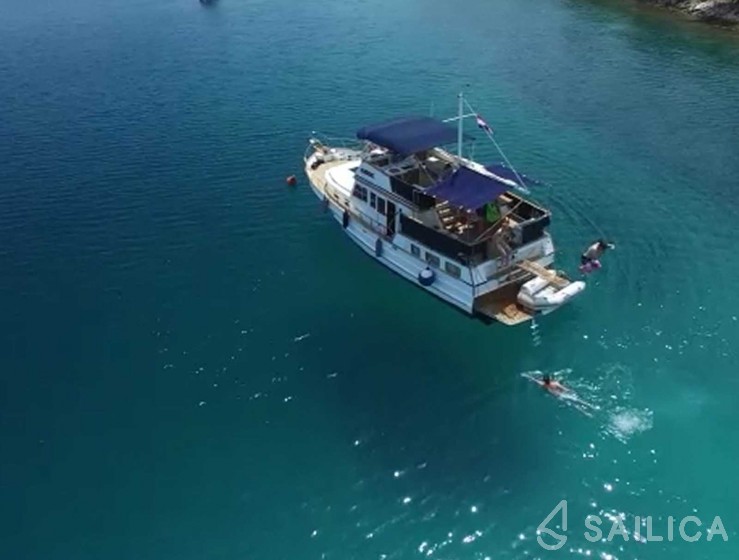 Hampton 42 - Yacht Charter Sailica