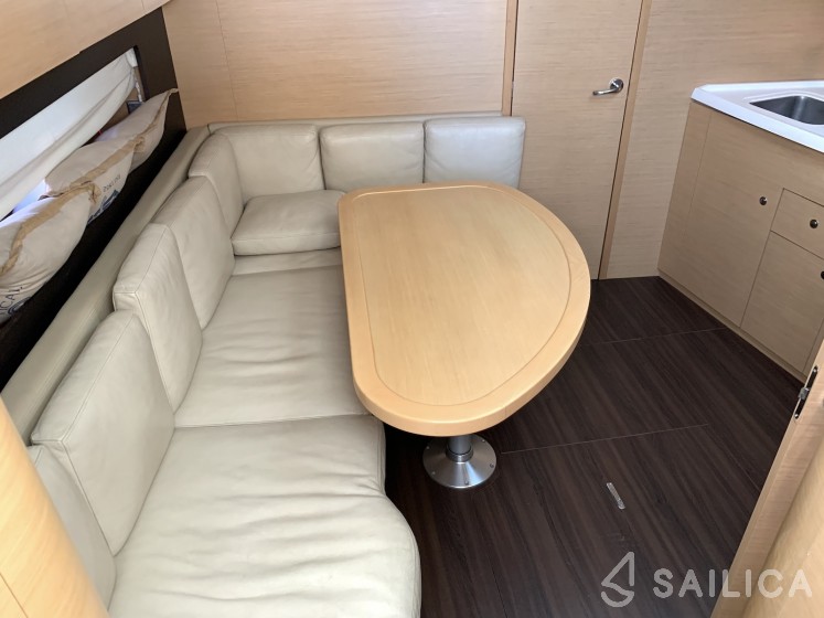 Monte Carlo 37 Hard Top - Yacht Charter Sailica