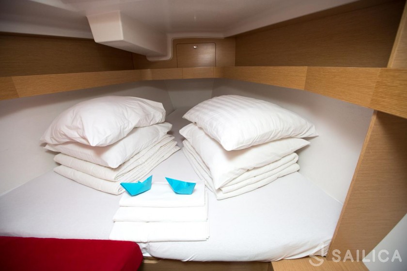 Elan 350 Performance - Yacht Charter Sailica