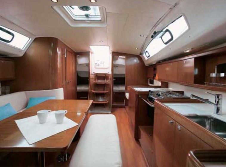 Oceanis 40 - Yacht Charter Sailica