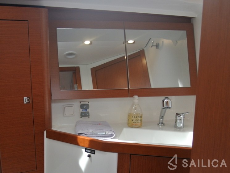 Oceanis 45 - Yacht Charter Sailica