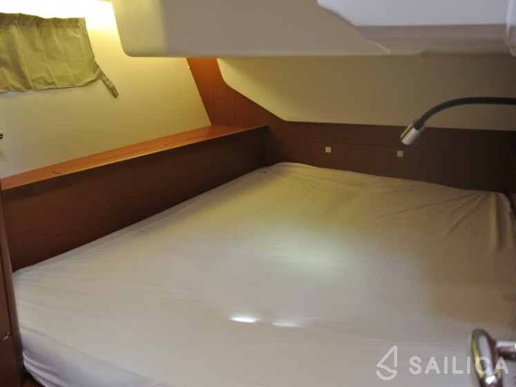 Oceanis 45 - Yacht Charter Sailica