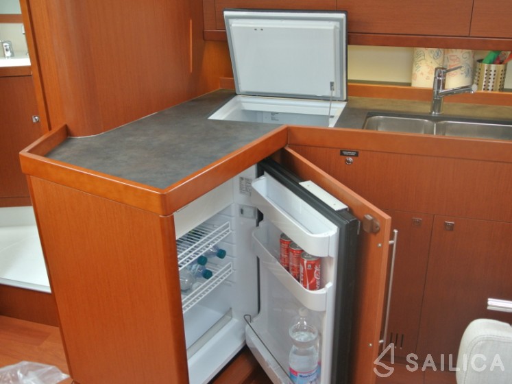 Oceanis 45 - Yacht Charter Sailica