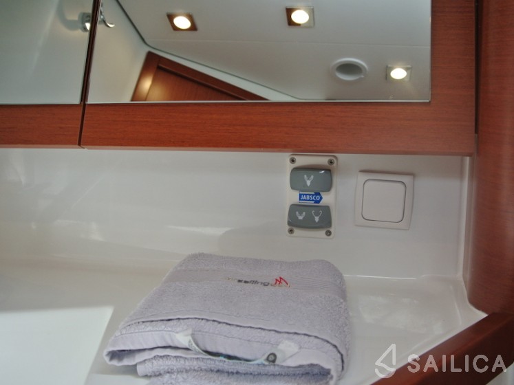 Oceanis 45 - Yacht Charter Sailica