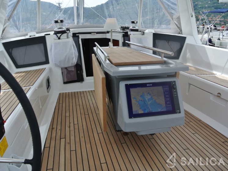 Oceanis 45 - Yacht Charter Sailica