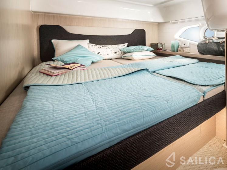 Bavaria E40 Fly - Yacht Charter Sailica