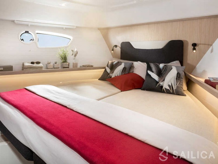 Bavaria E40 Fly - Yacht Charter Sailica