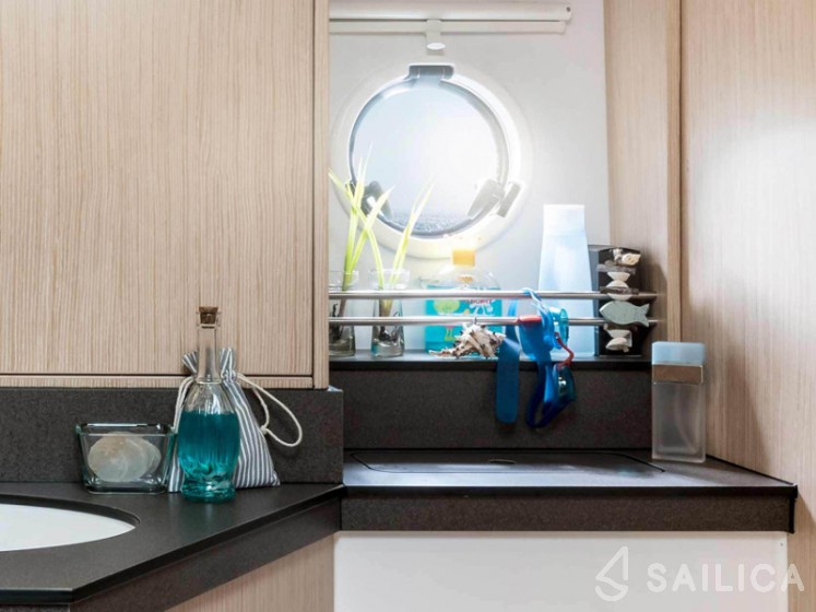 Bavaria E40 Fly - Yacht Charter Sailica