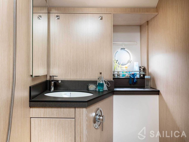 Bavaria E40 Fly - Yacht Charter Sailica